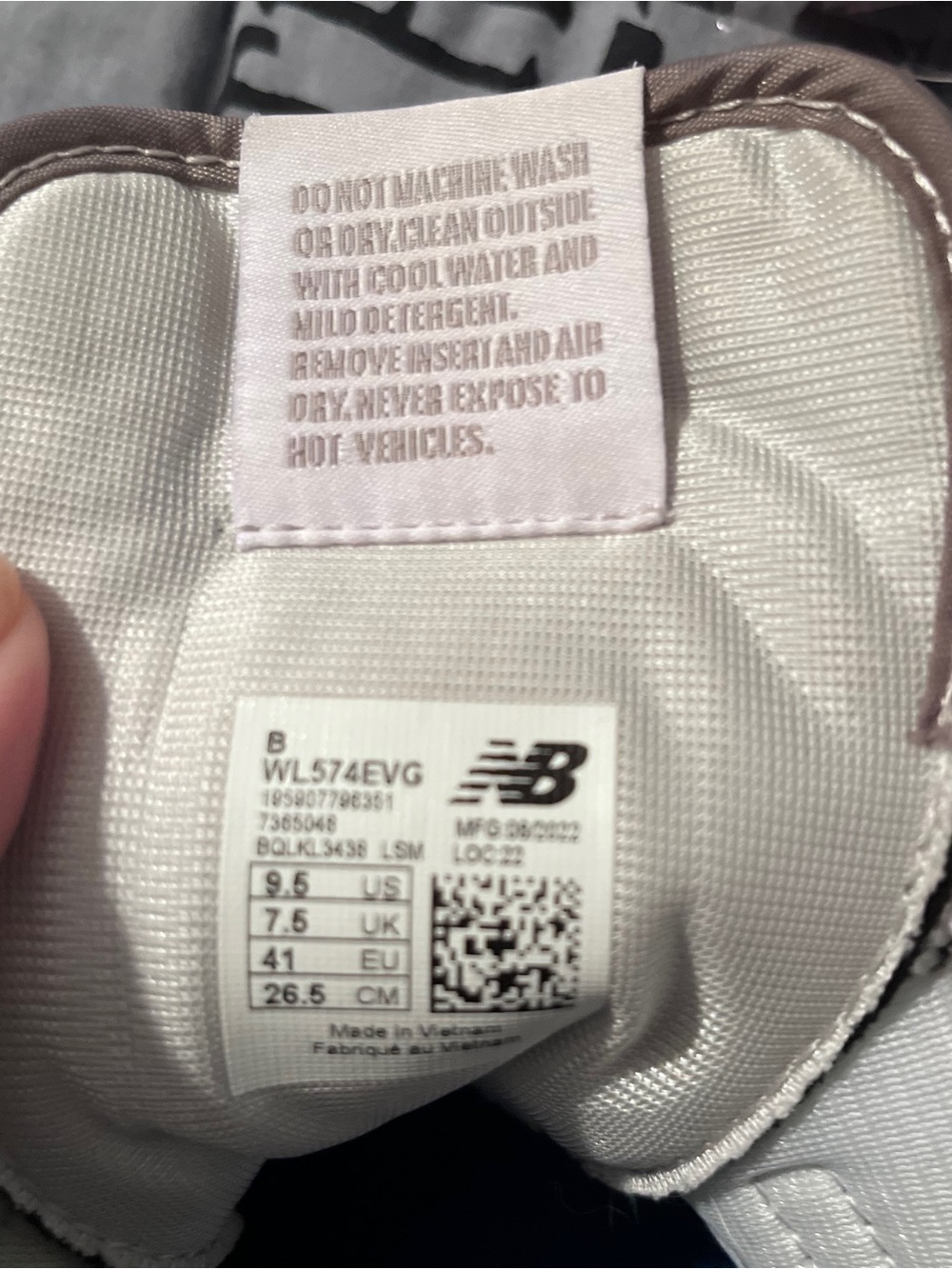Like New 574 New Balance women’s sneakers size 9.5 - Picture 2 of 4